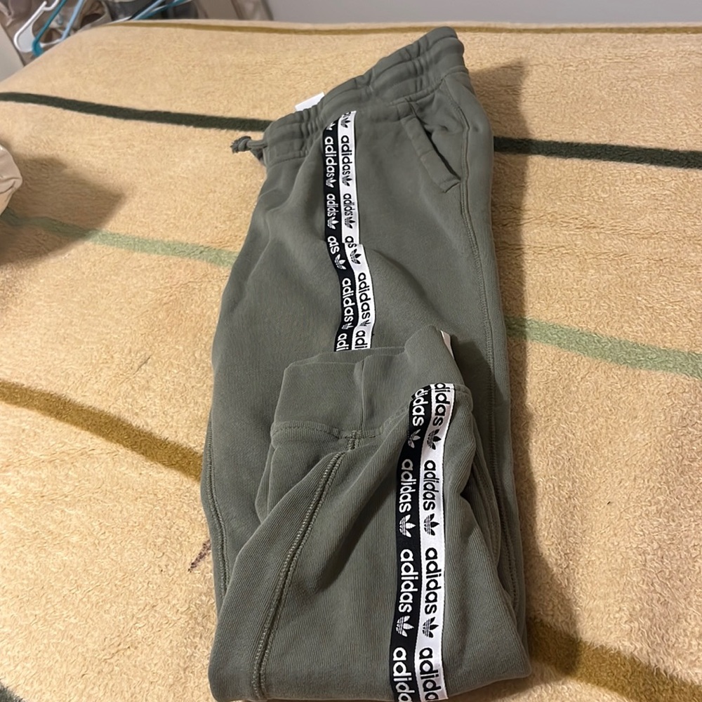 Junior Adida’s Sweatpants with pockets size medium